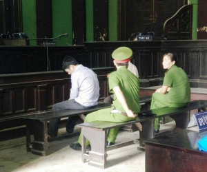 Bố bé gái 2,5 tuổi bị hiếp dâm phải nhập viện cấp cứu: Con bé cứ hỏi về vết sẹo trên cơ thể