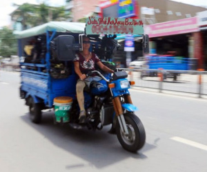 Người đàn ông chạy xe sửa ghế lưu động độc nhất ở Sài Gòn