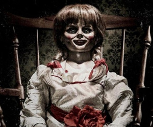 Annabelle - Búp bê gây tranh cãi ngoài đời trở thành biểu tượng kinh dị