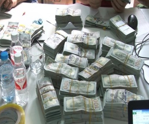 Bắt đối tượng vận chuyển lậu gần 1 triệu USD qua biên giới