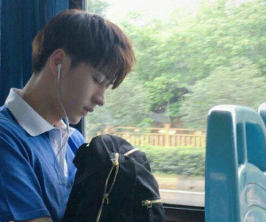 Đã đẹp trai thì ngủ quên trên xe bus như anh chàng này cũng thành "cực phẩm!"