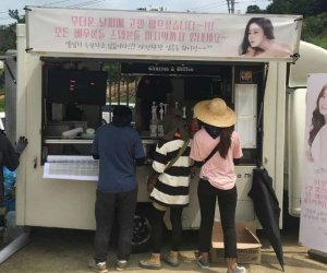 Kim Tae Hee gửi quà đến phim trường động viên ông xã Rain