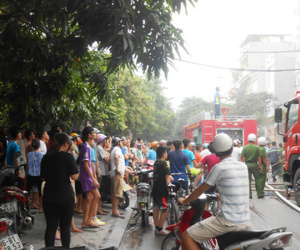 Náo loạn cả phố vì cửa hàng đèn trang trí bốc cháy