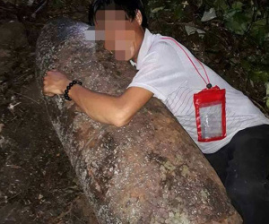 Phát hiện bom “khủng”, người đàn ông lao vào ôm để chụp ảnh “tự sướng”