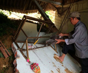 Sạt lở đất vùi lấp cả nhà, bé gái 5 tuổi chết thương tâm