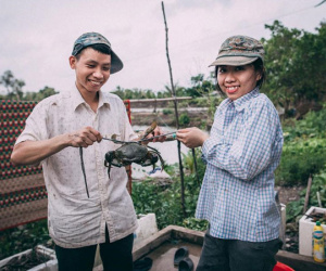 Ảnh cưới phong cách nông dân "chân lấm tay bùn" của cặp 9X