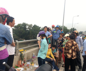 Cô gái ngây dại đứng nhìn người yêu gieo mình xuống sông Sài Gòn tự tử