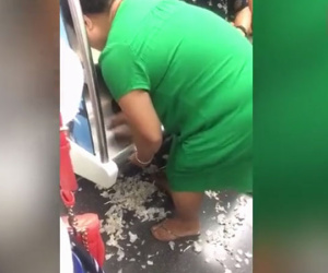 Hành khách đem tỏi lên tàu điện ngầm bóc vỏ