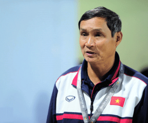 HLV Mai Đức Chung trễ họp báo SEA Games vì tài xế nhầm đường