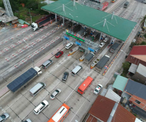 Kẹt xe dài 1 km, trạm thu phí Cai Lậy xả trạm