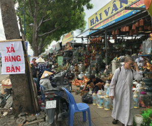 Nhiều ki-ốt quanh sân bay Tân Sơn Nhất xả hàng trước giờ giải tỏa
