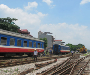 Tàu trật bánh liên tiếp ở Hà Nội: Sửa chữa ẩu, tàu quá tốc độ!