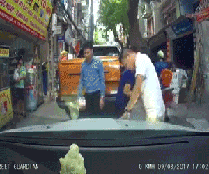 Video: Hai tài xế bắt tay nhau sau va chạm được cộng đồng ngợi khen