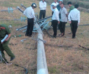 Công nhân tự cắt dây chằng làm trụ điện gãy đè chết