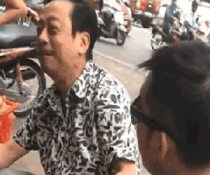 Đi ăn sáng, trùm Phan Quân bị thanh niên xăm trổ làm khó khi quyết đòi vào Phan Thị