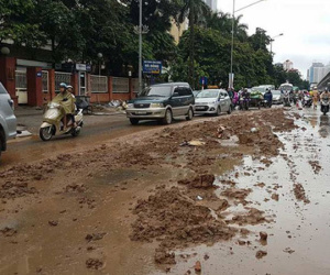 Hà Nội: Bùn đất chắn cả lối đi, các phương tiện phải nép vào 2 bên đường để di chuyển