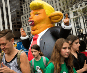 Hàng trăm người biểu tình trước Tháp Trump ở New York