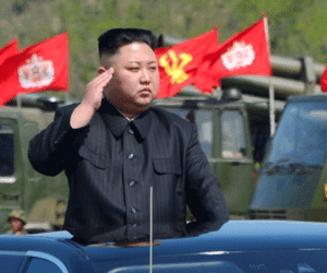 Kim Jong-un hoãn kế hoạch phóng tên lửa vào Guam