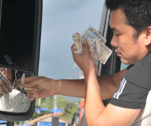 Nhân viên rút lui, trạm Cai Lậy tạm ngừng thu phí