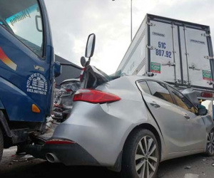 Sốc với hiện trường vụ tai nạn “xế hộp” bẹp dúm dưới bánh xe tải