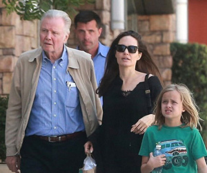 Angelina Jolie tình cảm bên bố đẻ sau nhiều năm lạnh nhạt