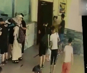 Gã đàn ông độc ác quật ngã, đánh bạn gái hôn mê bất tỉnh trước sự thờ ơ của đám đông đứng xung quanh