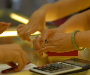 Giá vàng lao dốc, giới đầu tư tháo chạy