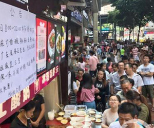 Tìm được nhẫn cầu hôn, doanh nhân đãi hàng ngàn người ăn mì