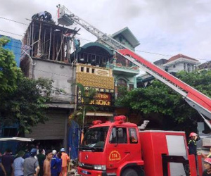 Xe thang giải cứu người đàn ông bị điện giật trên nhà cao tầng
