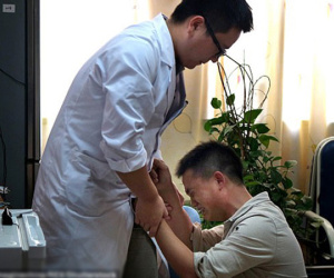 Cha quỳ gối xin bác sĩ chữa bệnh cho con sau khi cạn tiền đi vay nặng lãi