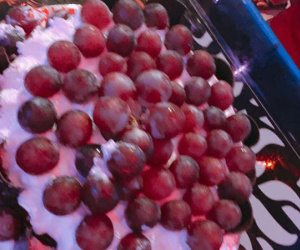 Đặt bánh sinh nhật kèm chùm nho nhờ trang trí, cô gái nhận được chiếc bánh lạ muốn xỉu