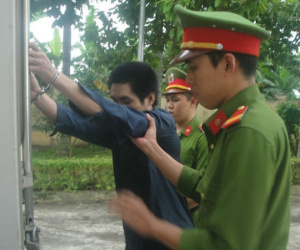 Mẹ vắng nhà, cha dượng nhiều lần cưỡng hiếp bé gái 13 tuổi
