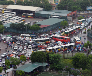 Ôtô, xe máy tranh nhau vượt ngã tư trong mưa