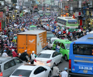 Nạn quá tải đè nặng lên hai thành phố lớn
