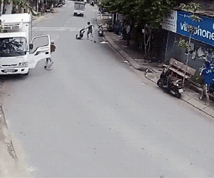 Rùng mình trước cảnh ẩu đả có hung khí ngay trên phố của tài xế xe tải