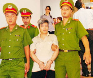 Tạm hoãn thi hành án tử hình vì tử tù khai ra một vụ giết người khác