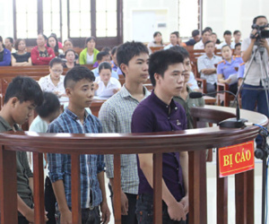 Trai làng đâm chết người trong hỗn chiến bị phạt 2 năm tù