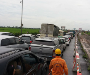 Xe khách lao đầu vào xe tải, cao tốc Pháp Vân-Cầu Giẽ tắc nghẽn kéo dài hàng km