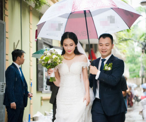 Á hậu Đại dương 2014 được chồng hơn 9 tuổi che mưa trong lễ rước dâu