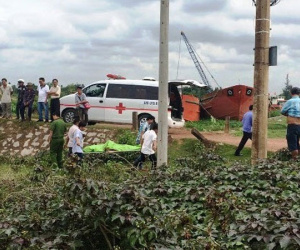 Thấy bạn nhậu chìm dưới nước, nhóm người đứng trên bờ la làng