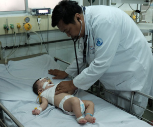 Vắt chanh vào miệng khi trẻ lên cơn co giật, mẹ suýt giết con vì sai lầm chết người