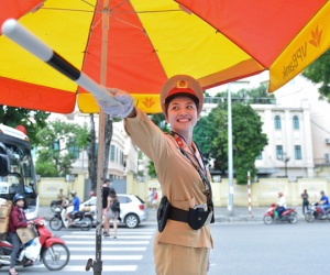 Công việc "dầm mưa, dãi nắng" của nữ CSGT Hà Nội