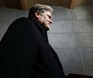 Hành trình ngắn ngủi tại Nhà Trắng của “cánh tay phải” Tổng thống Trump