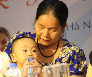 Kỳ tích: Cô giáo về hưu sinh con ở tuổi 60, nuôi con hoàn toàn bằng sữa mẹ