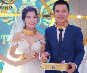 Đám cưới siêu khủng ở Nghệ An: Cô dâu chú rể kiềng vàng đeo đầy cổ, được tặng cả biệt thự, ô tô