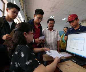 Trong mắt người nước ngoài: lý lịch chỉ để tham khảo
