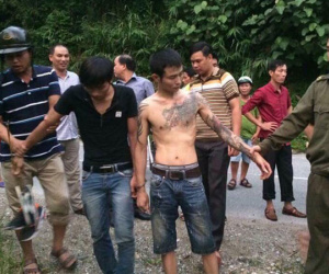 Chủ quán cơm đuổi theo bắt 2 tên cướp xe taxi chạy qua nhà