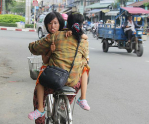 Người mẹ và câu chuyện 15 năm cõng con gái trên lưng rong ruổi khắp Sài Gòn