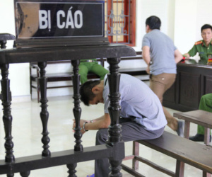 Phạm tội hiếp dâm, bị cáo xin phép không trình bày trước tòa vì quá xấu hổ