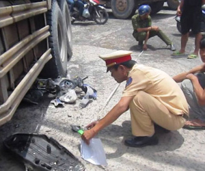Dập nát đôi chân sau va chạm, nam sinh khóc gào trong đau đớn